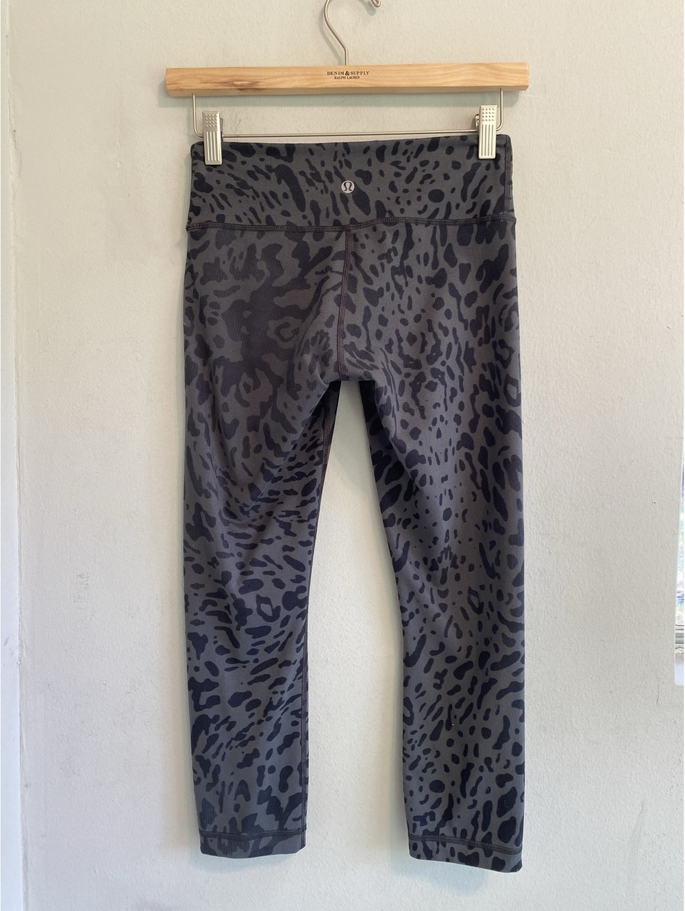 Lululemon Gray Leopard Cropped Leggings Size 4 23 Inseam